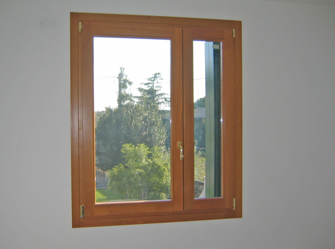 finestra in legno lamellare 92